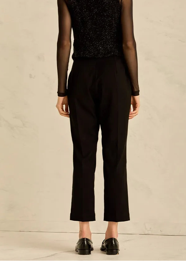 Woman wearing a black tailoring pants