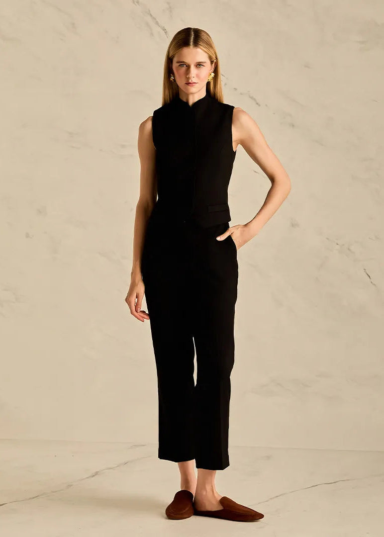 Woman wearing a black tailoring pants