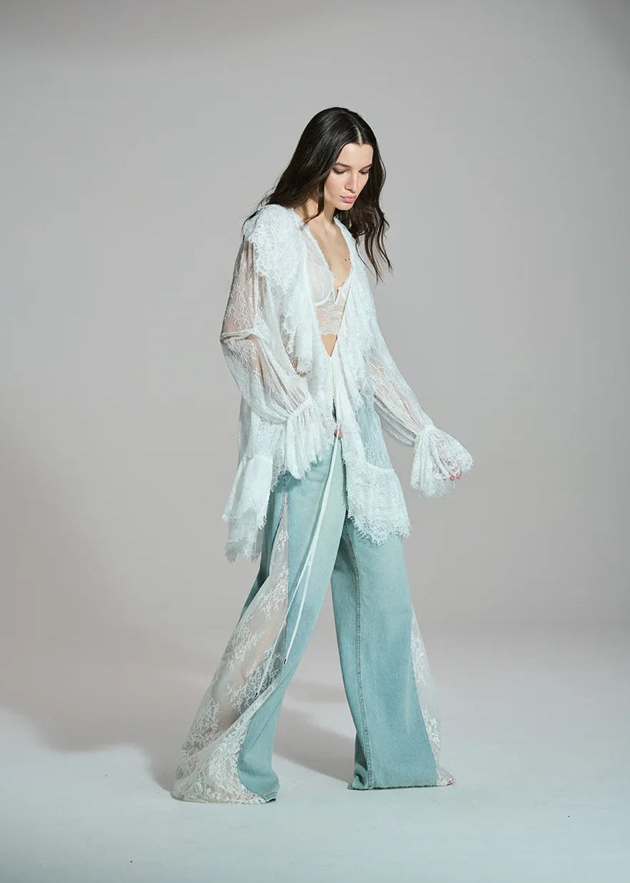 Voluminous lace tunic