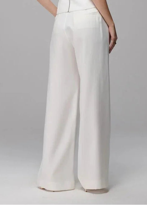Woman wearing a white pants