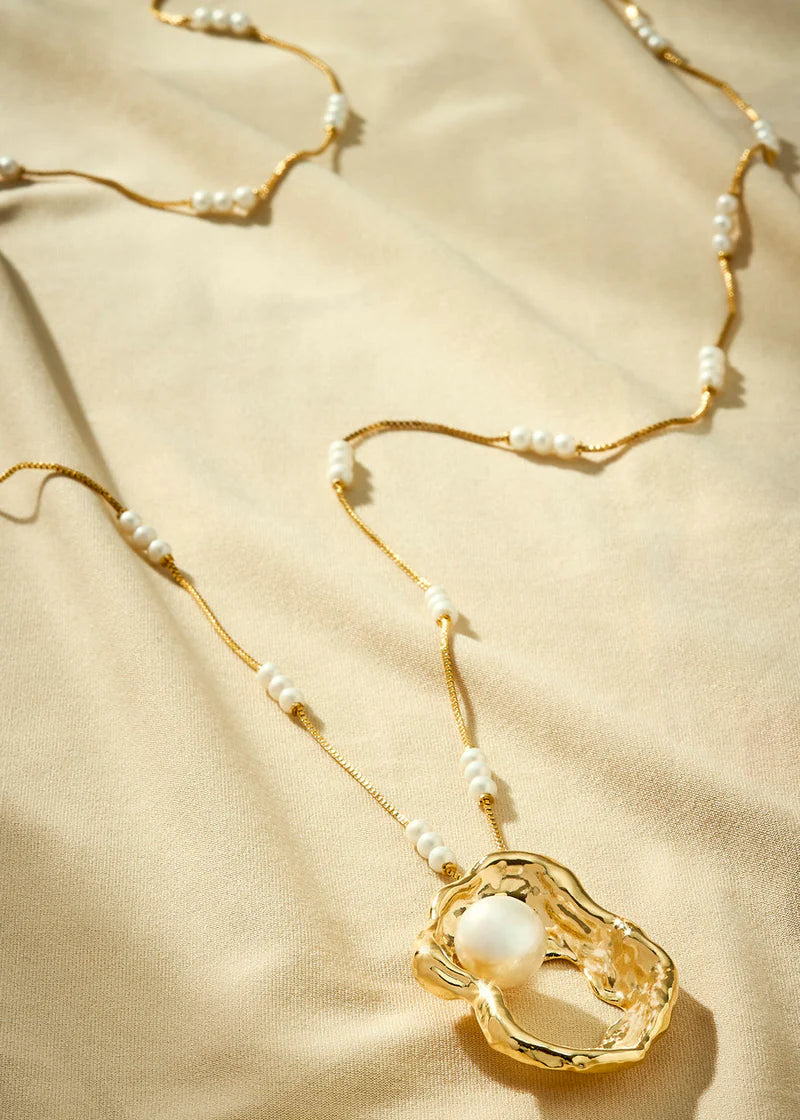 gold plated necklace with pearls and a central pearl