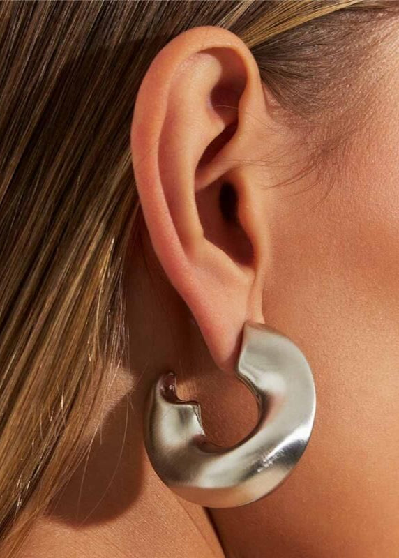 Curved Hoop Rhodium Pleated