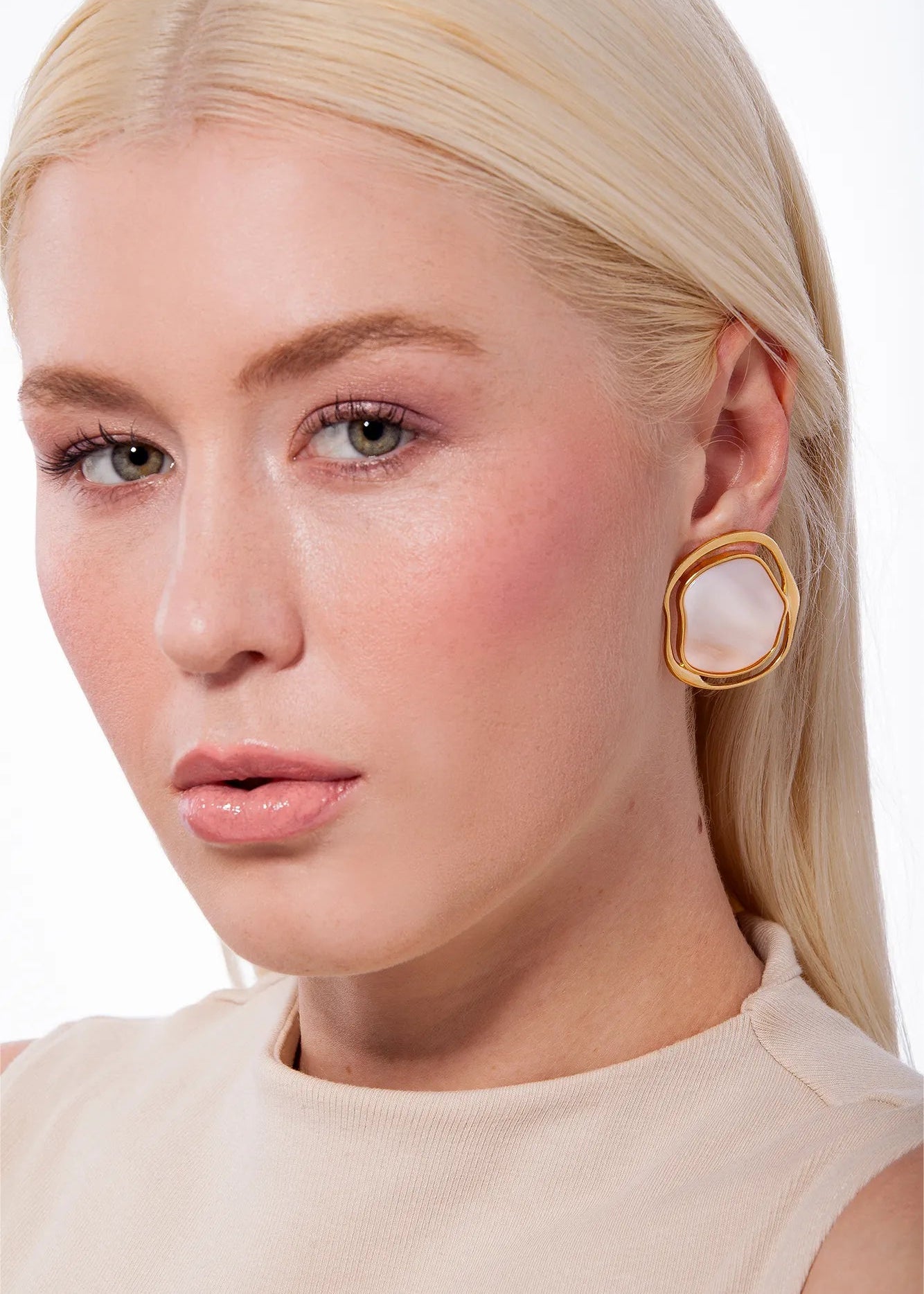 Soleil Mother Of Pearl Earring
