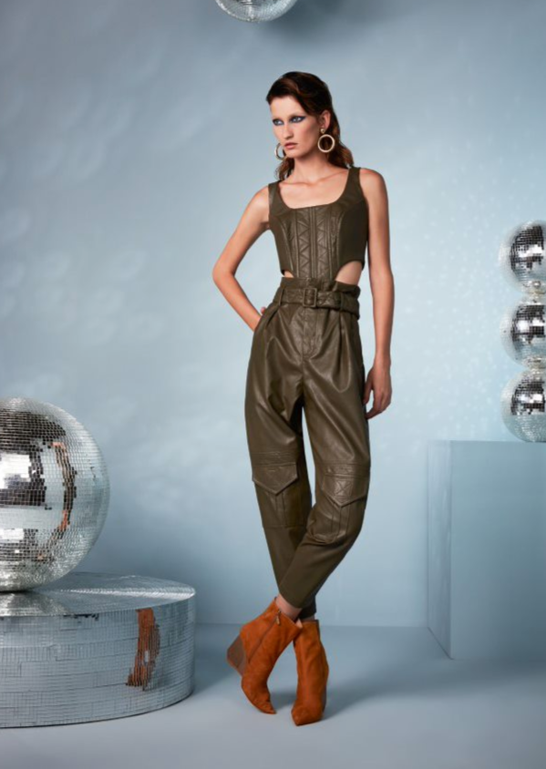 Woman clochard vegan leather pants.