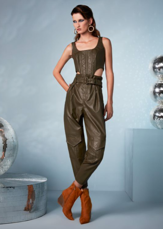 Woman clochard vegan leather pants.